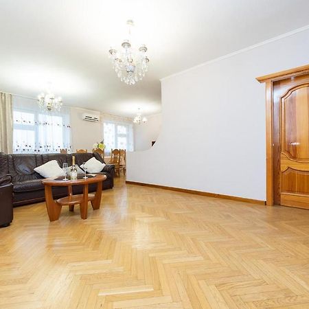 Spacious Apartments In The Center Of Obolon 2 Bedrooms Kiev Exteriör bild