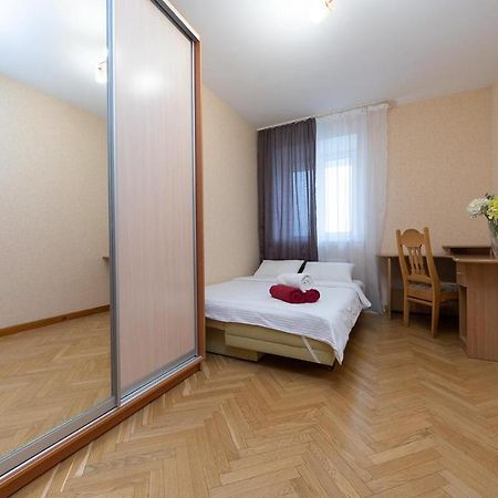 Spacious Apartments In The Center Of Obolon 2 Bedrooms Kiev Exteriör bild