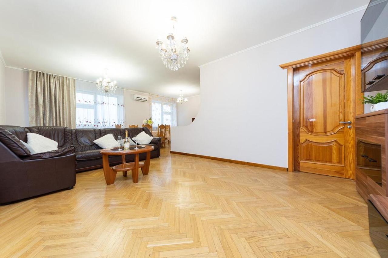 Spacious Apartments In The Center Of Obolon 2 Bedrooms Kiev Exteriör bild
