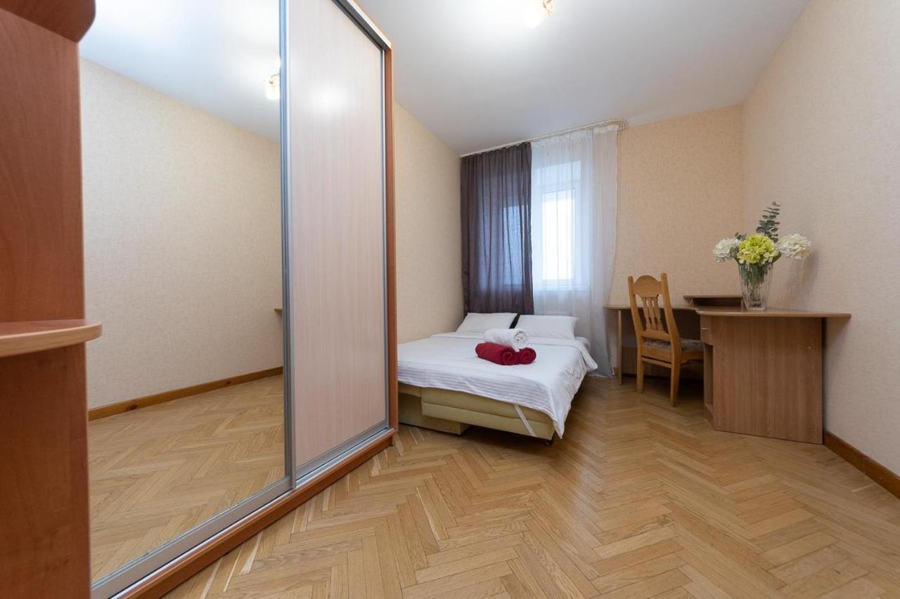 Spacious Apartments In The Center Of Obolon 2 Bedrooms Kiev Exteriör bild