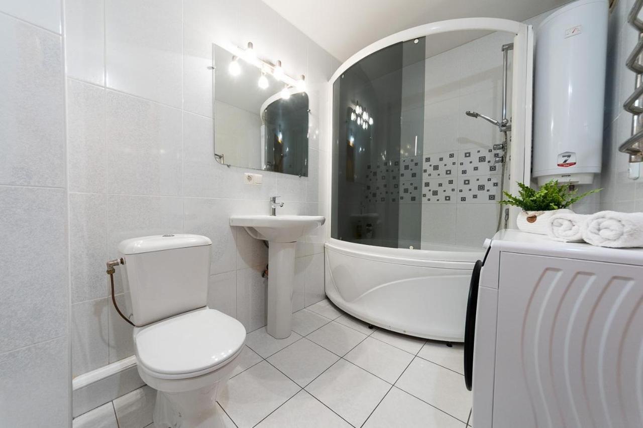 Spacious Apartments In The Center Of Obolon 2 Bedrooms Kiev Exteriör bild