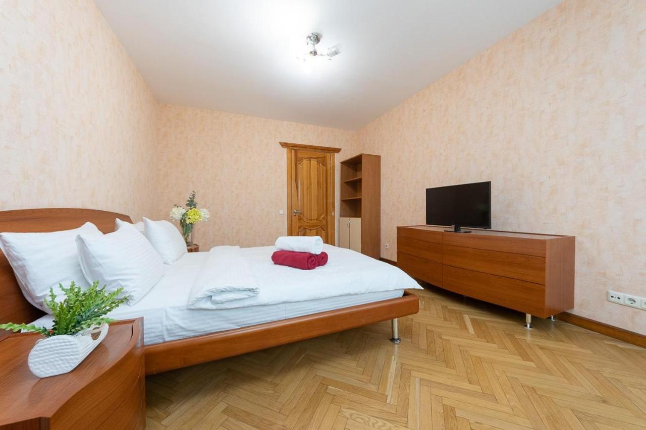 Spacious Apartments In The Center Of Obolon 2 Bedrooms Kiev Exteriör bild