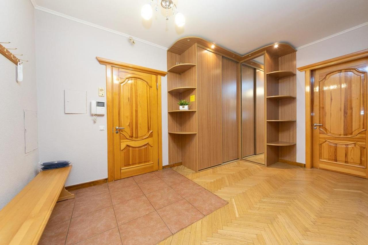 Spacious Apartments In The Center Of Obolon 2 Bedrooms Kiev Exteriör bild