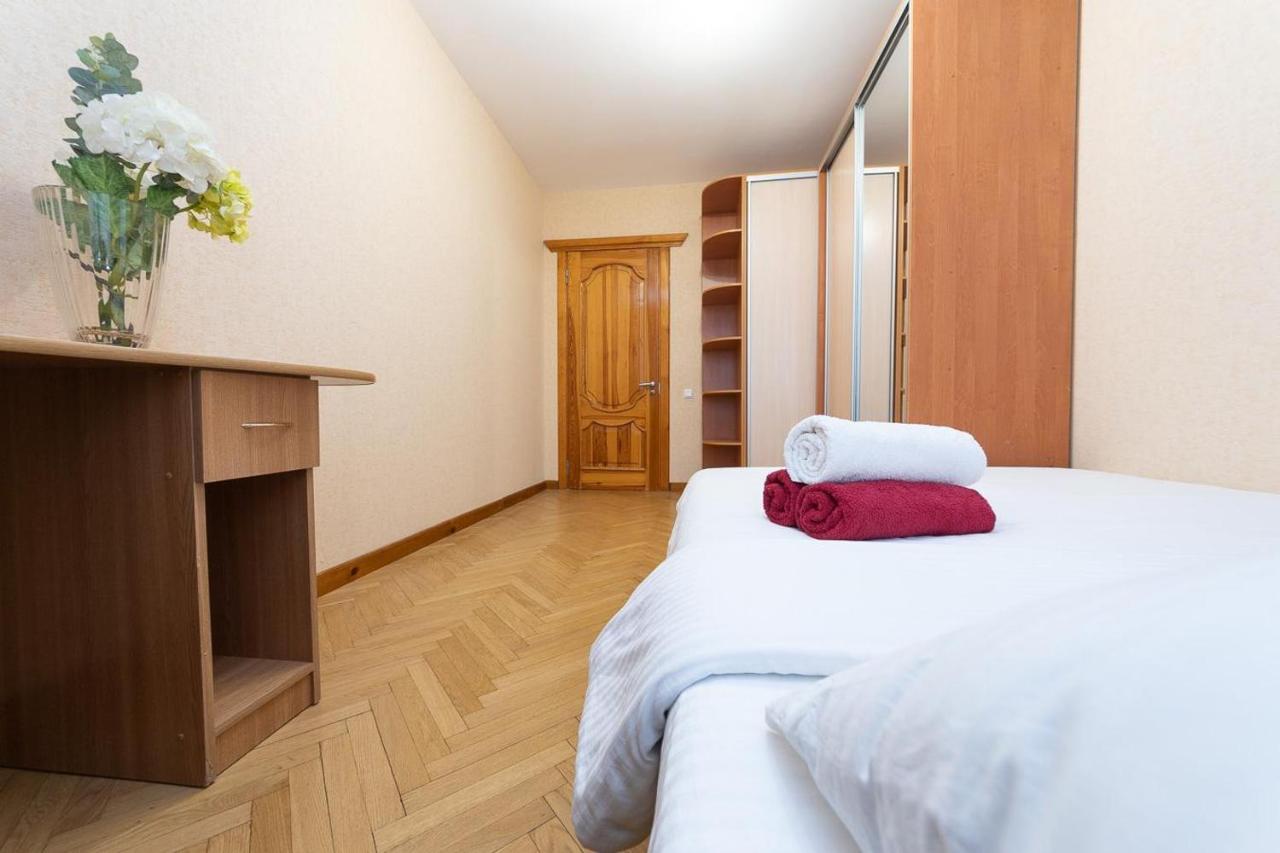 Spacious Apartments In The Center Of Obolon 2 Bedrooms Kiev Exteriör bild