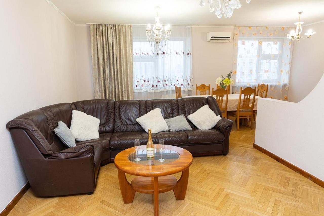 Spacious Apartments In The Center Of Obolon 2 Bedrooms Kiev Exteriör bild
