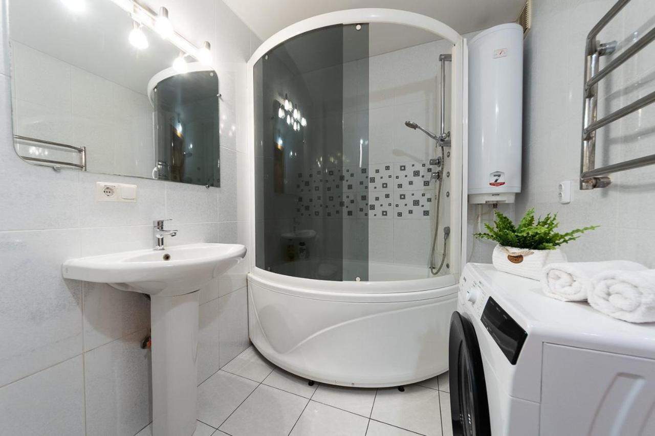 Spacious Apartments In The Center Of Obolon 2 Bedrooms Kiev Exteriör bild