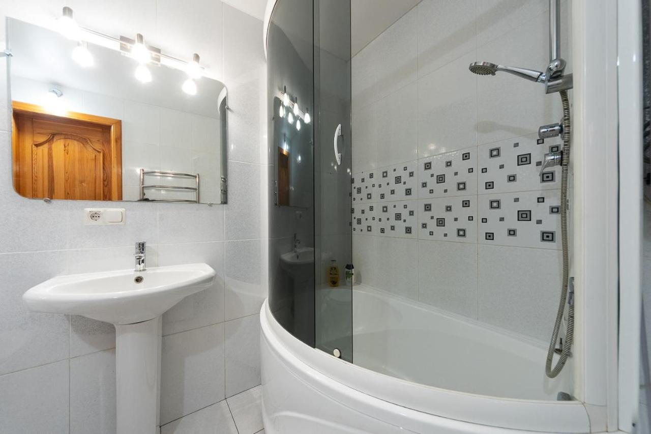 Spacious Apartments In The Center Of Obolon 2 Bedrooms Kiev Exteriör bild