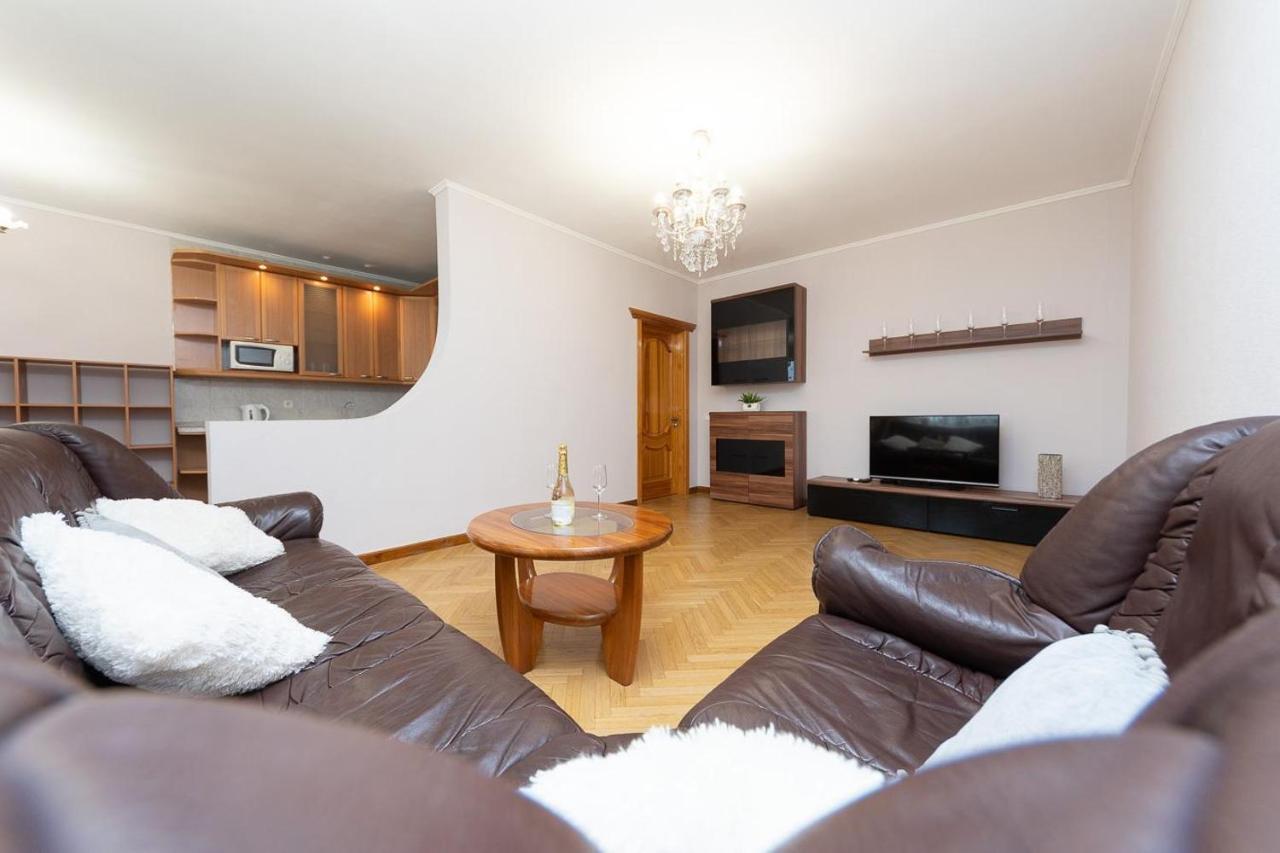 Spacious Apartments In The Center Of Obolon 2 Bedrooms Kiev Exteriör bild
