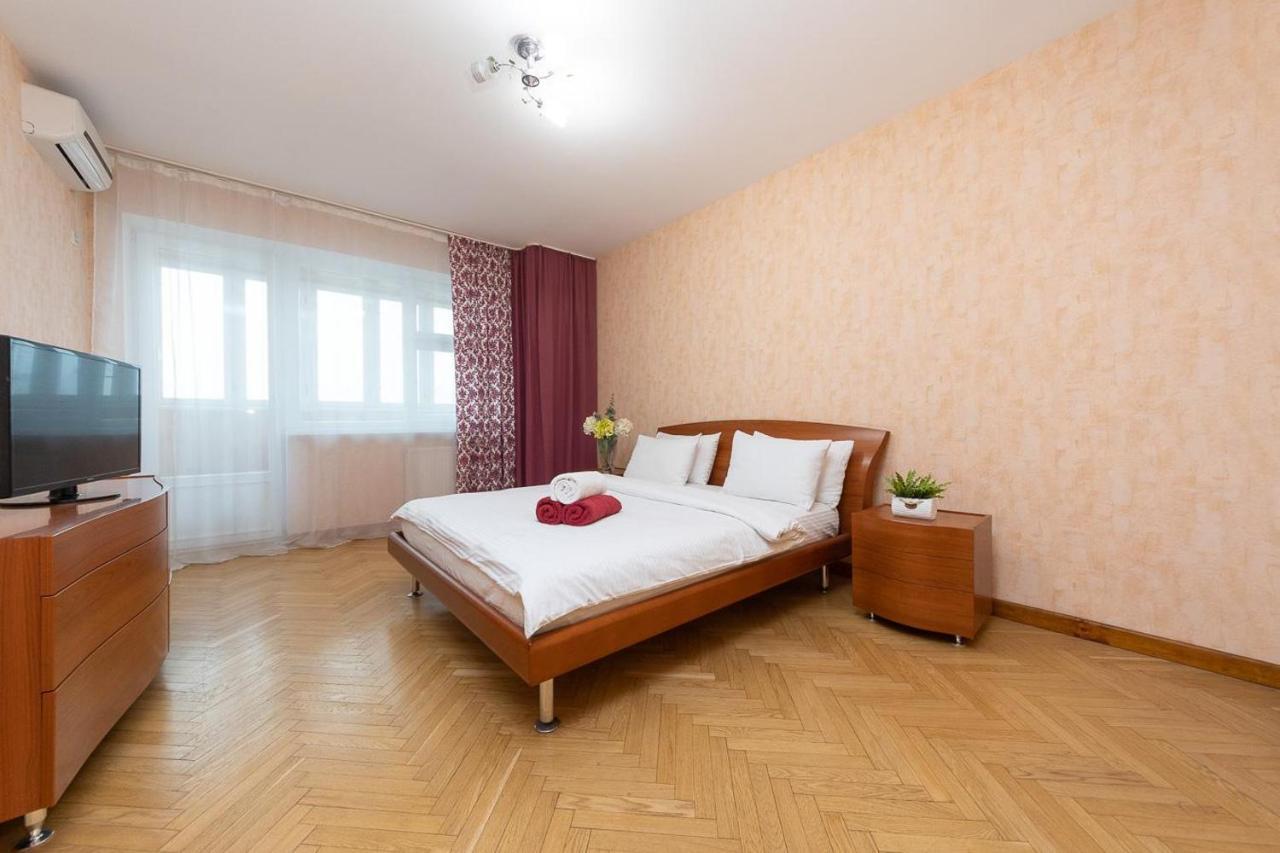 Spacious Apartments In The Center Of Obolon 2 Bedrooms Kiev Exteriör bild