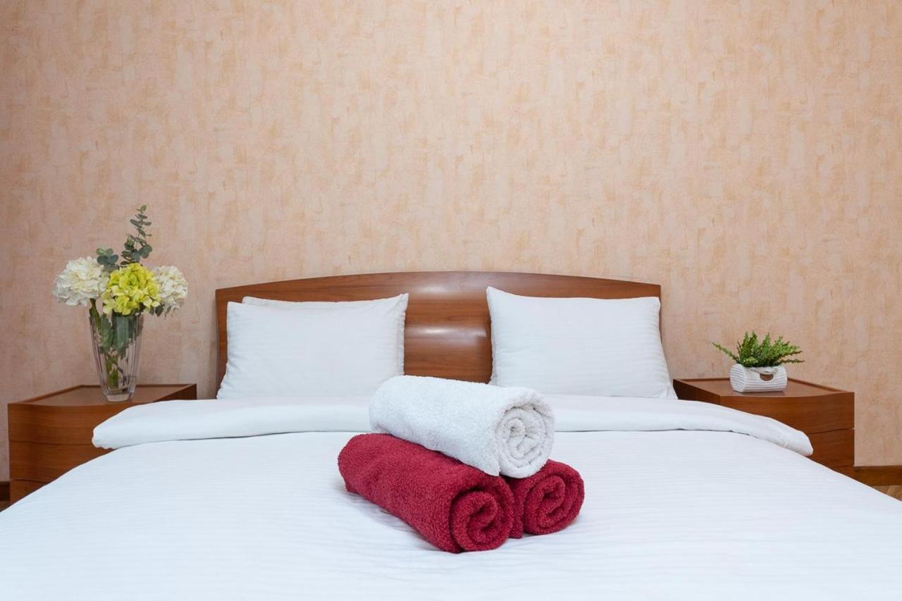Spacious Apartments In The Center Of Obolon 2 Bedrooms Kiev Exteriör bild