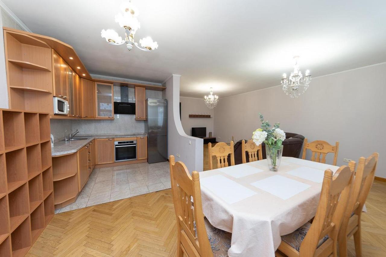 Spacious Apartments In The Center Of Obolon 2 Bedrooms Kiev Exteriör bild