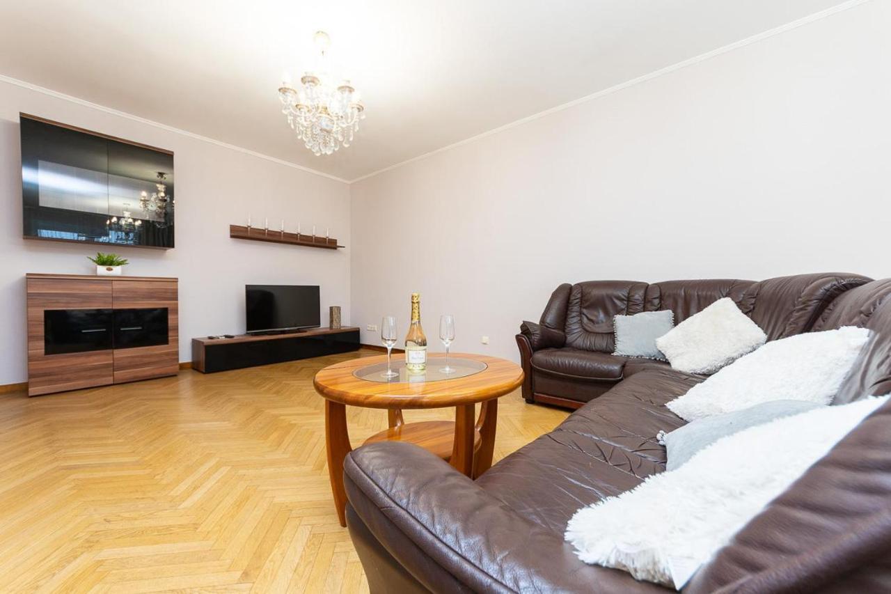 Spacious Apartments In The Center Of Obolon 2 Bedrooms Kiev Exteriör bild