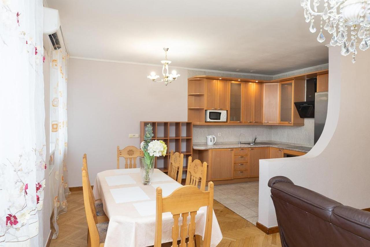 Spacious Apartments In The Center Of Obolon 2 Bedrooms Kiev Exteriör bild